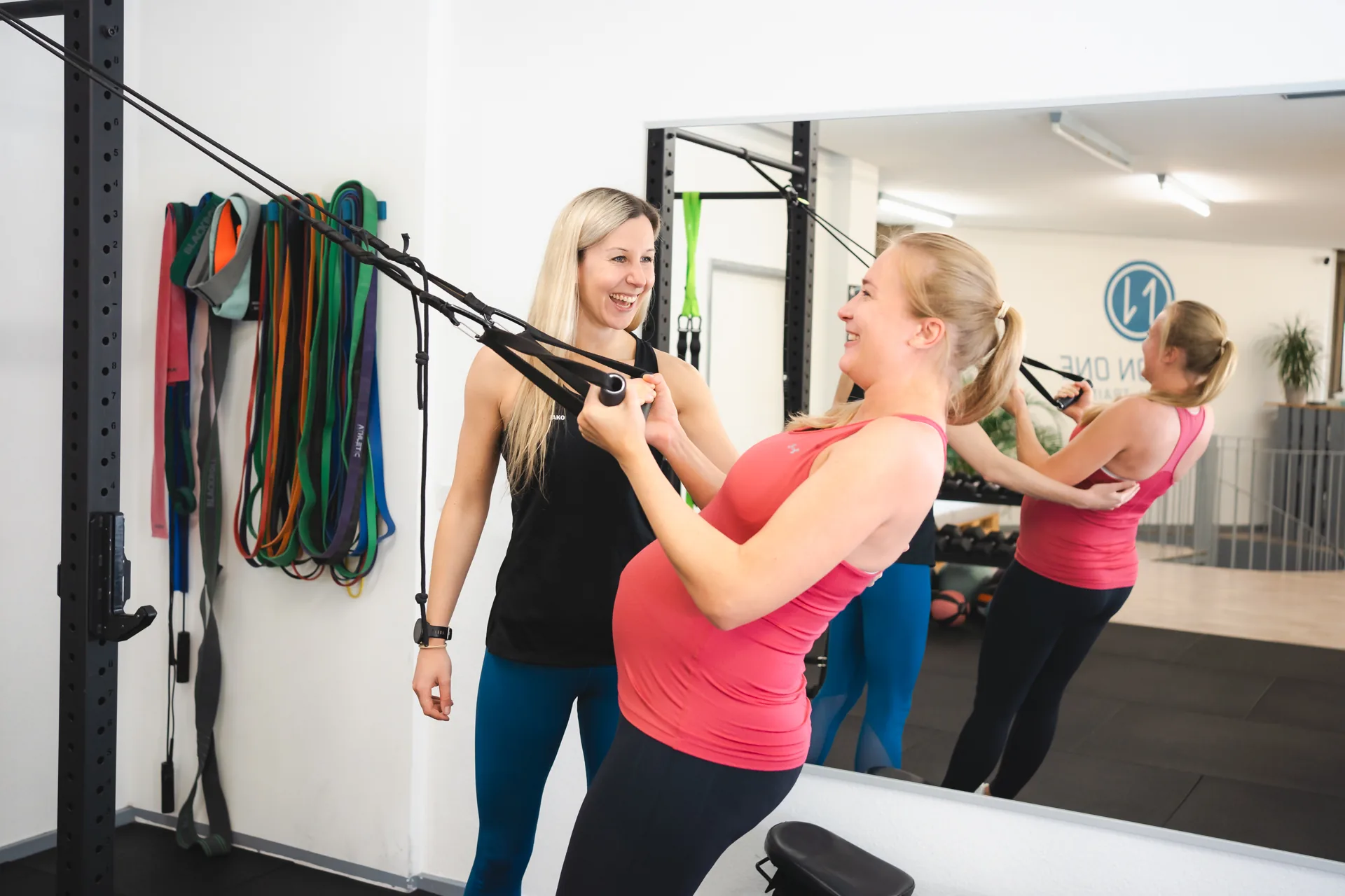 Trainerin begleitet eine Schwangere beim Krafttraining im MOMMYS GYM