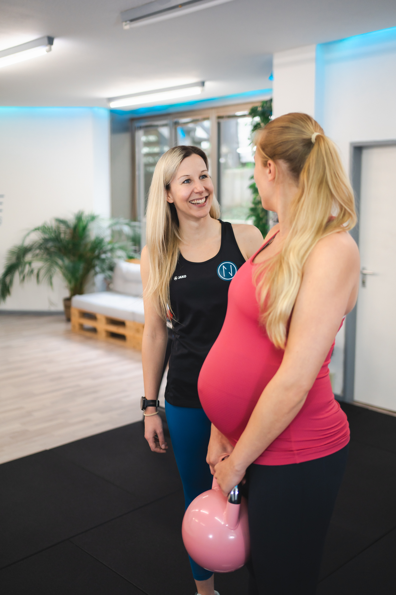 Trainerin im persönlichen Gespräch mit einer Teilnehmerin bei MOMMYS GYM